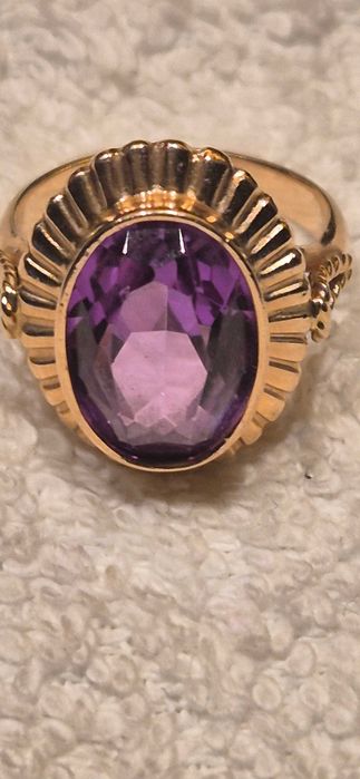 Przepiękny złoty pierścionek z fioletowym oczkiem okres PRL. Rozm. 13.