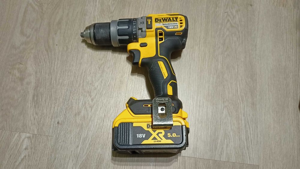Wiertarko-wkrętarka udarowa DeWalt DCD796 z ładowarką i aku. 5Ah