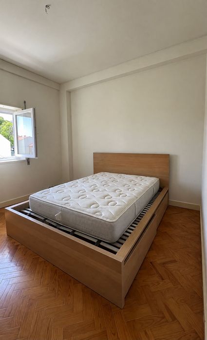 Cama com arrumação MALM