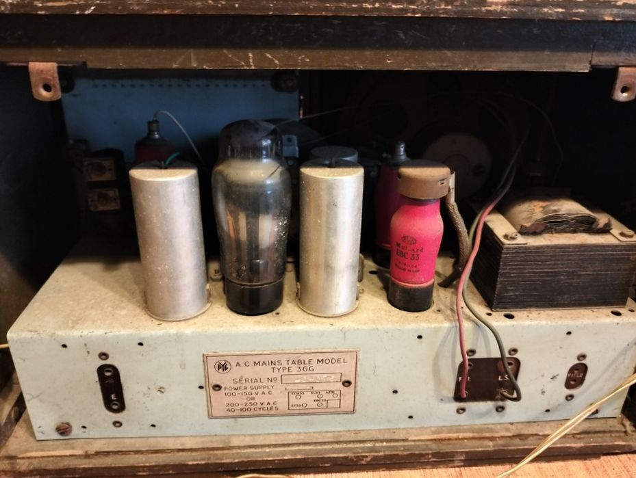 Rádio (válvulas) muito antigo PYE (ver desconto no texto)