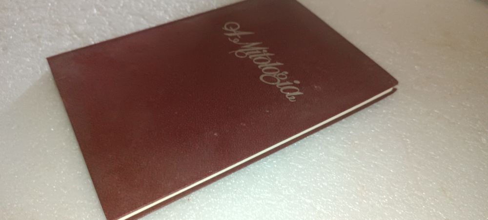 Antigo livro a mitologia  com estampas