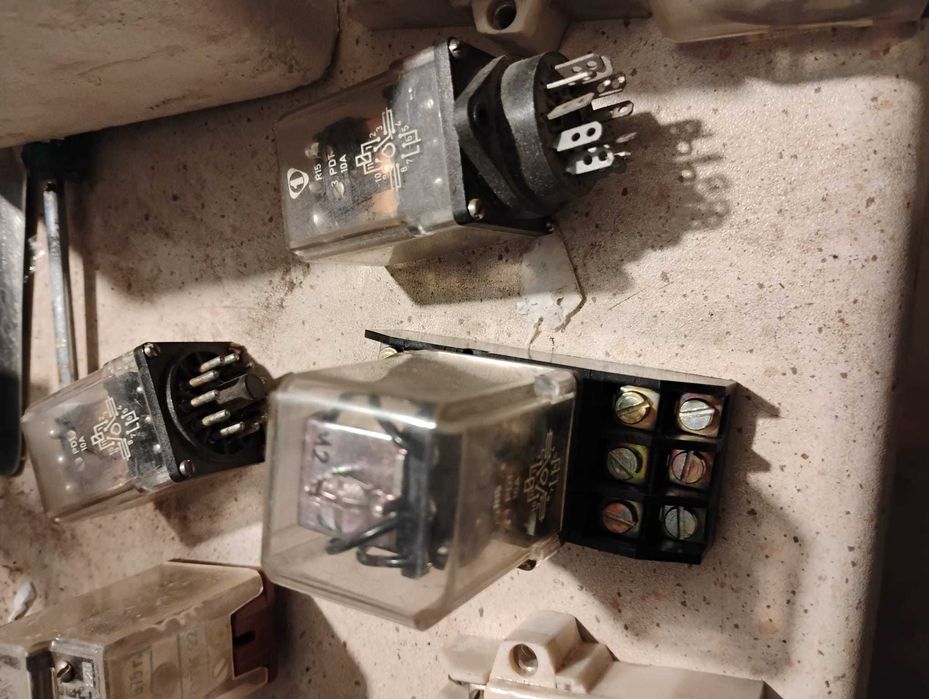 Przekaźniki R15 i inne