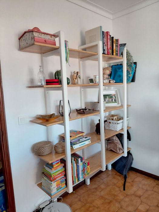 Estante de sala de madeira maciça