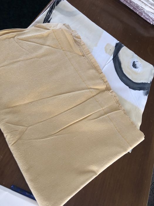 2 lencois 1 liso amarelo outro amarelo e e branco eatampsdo com letras