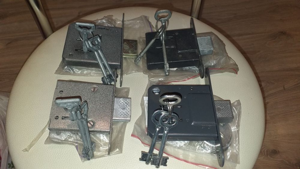 Продам врезные замки с длинным ключом.