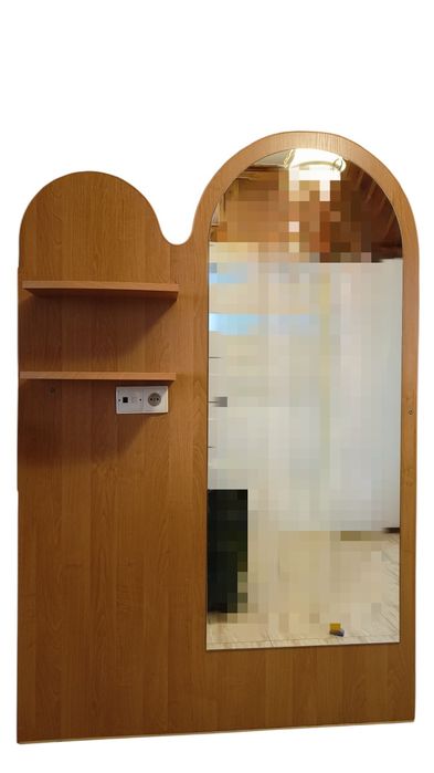 Lustro na płycie z półkami