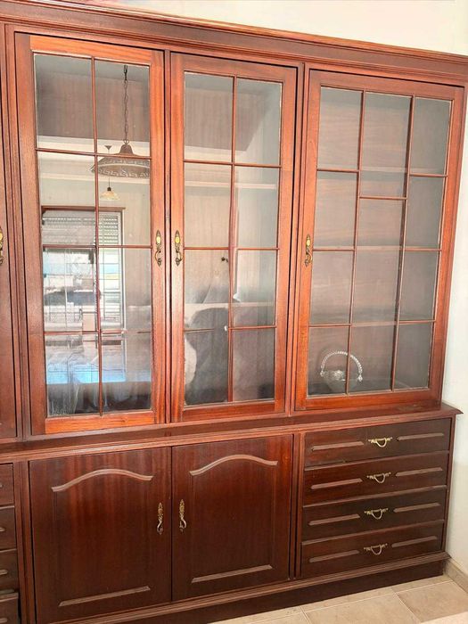 Móvel de Sala em Madeira com Cristaleira