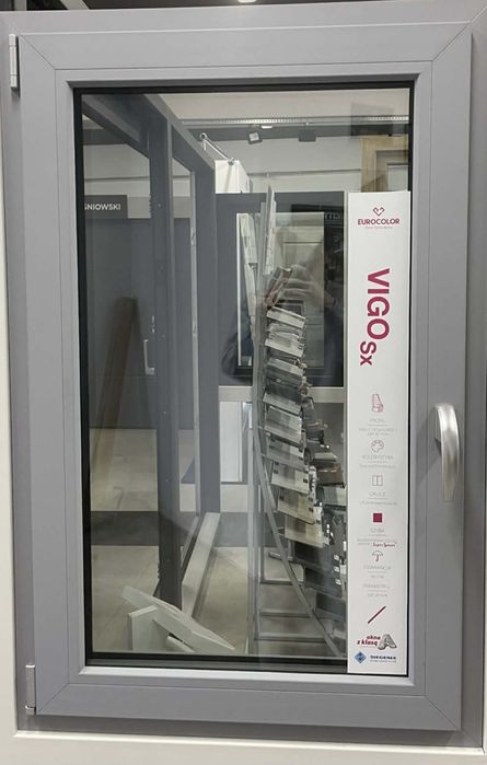 Szare okno 80x123 pvc