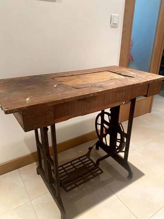 Mesa com máquina de costura Oliva CL.45