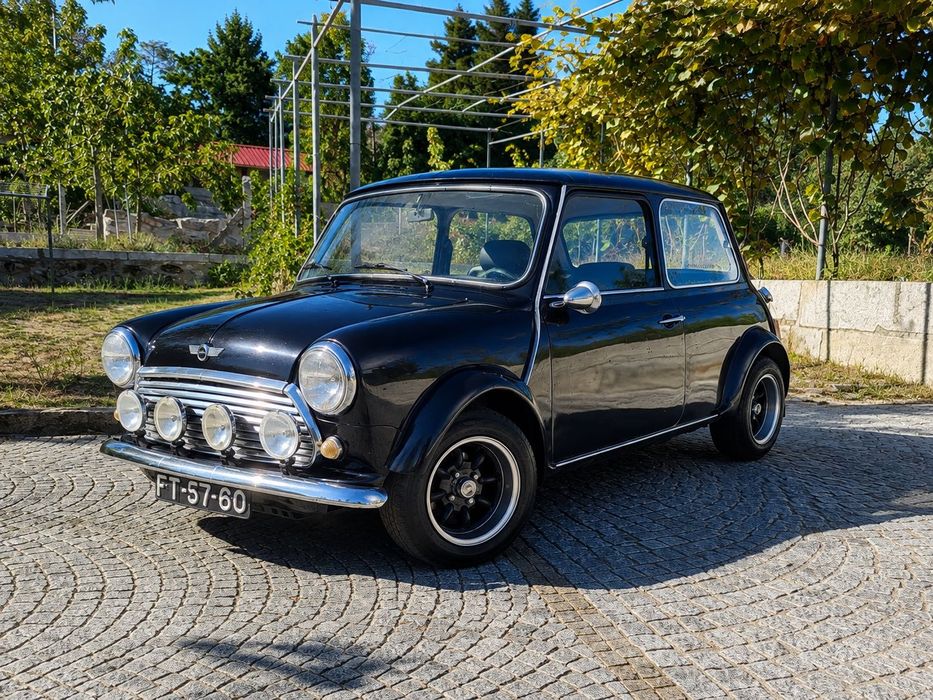 Carro clássico Mini 1000