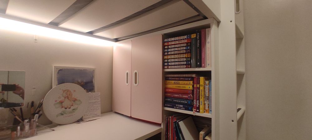 Cama alta com secretária