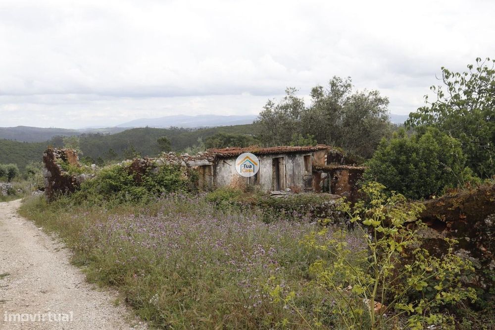 Venda moradia e palheiro em ruina
