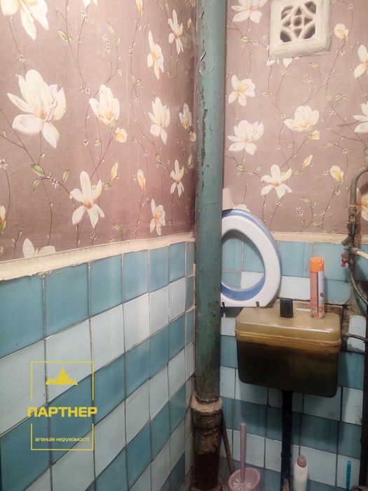 Продам  Дві  суміжні  кімнати  у  малосімейці  в  центрі  Кременчука.