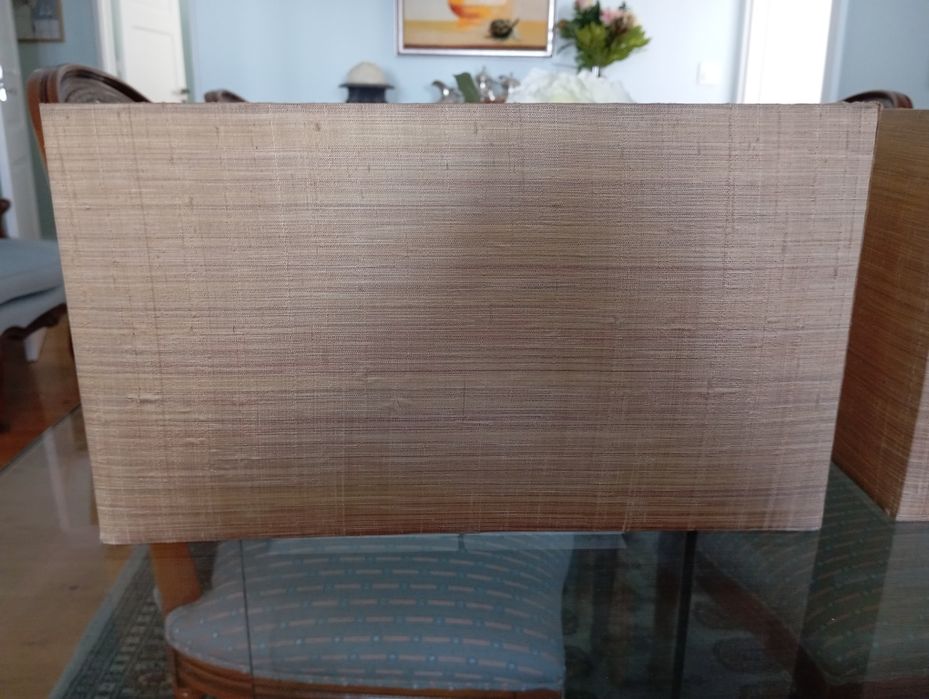 Par de abajures quadrados em seda natural