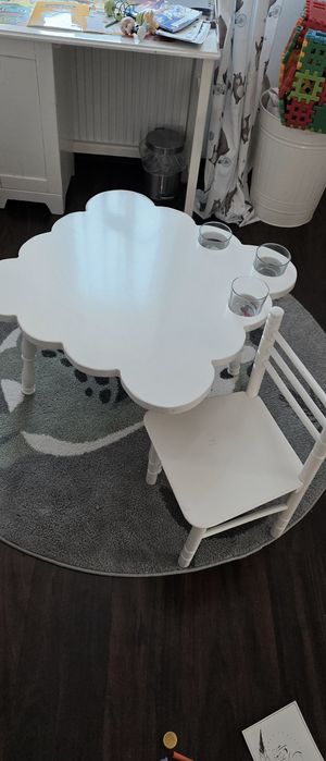 Stolik drewniany i krzesełko