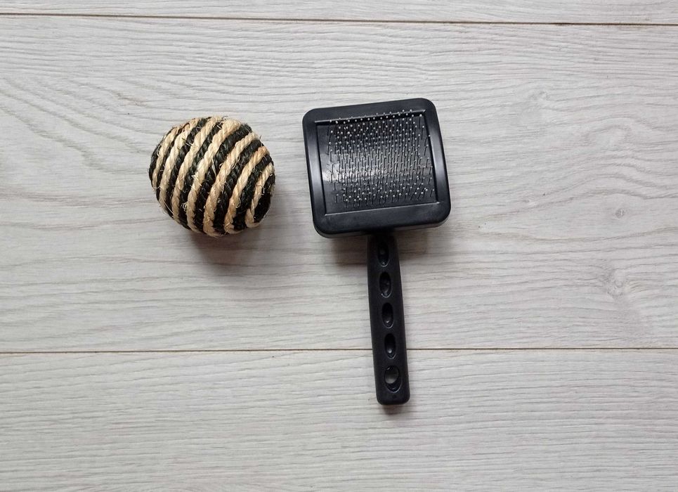 Пуходерка (Щетка) + Шарик ( когтеточка / игрушка ) для котов и собак