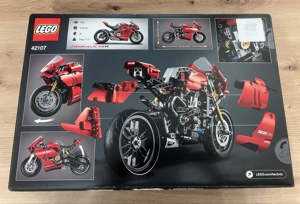 LEGO Technic Ducati Panigale V4 R (42107)