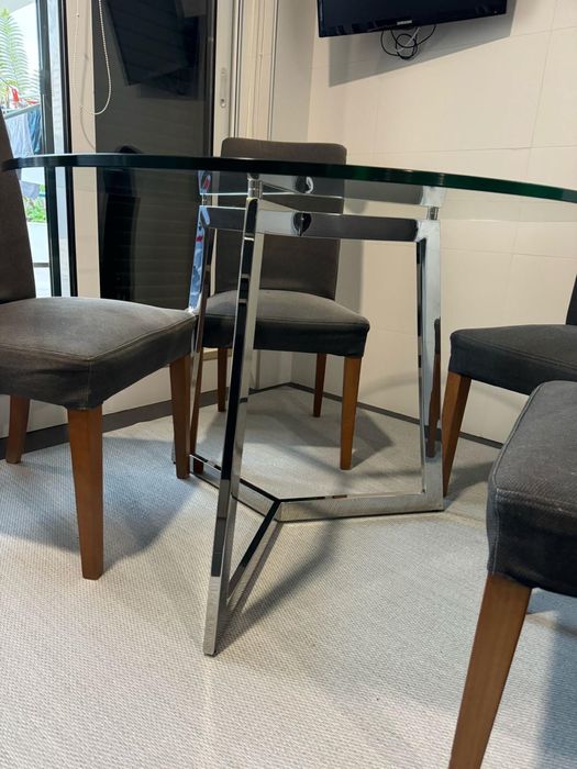 Mesa redonda com tampo em vidro