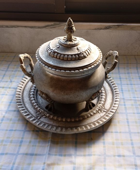 Terrina Antiga em Estanho com Base Original – Peça clássica
