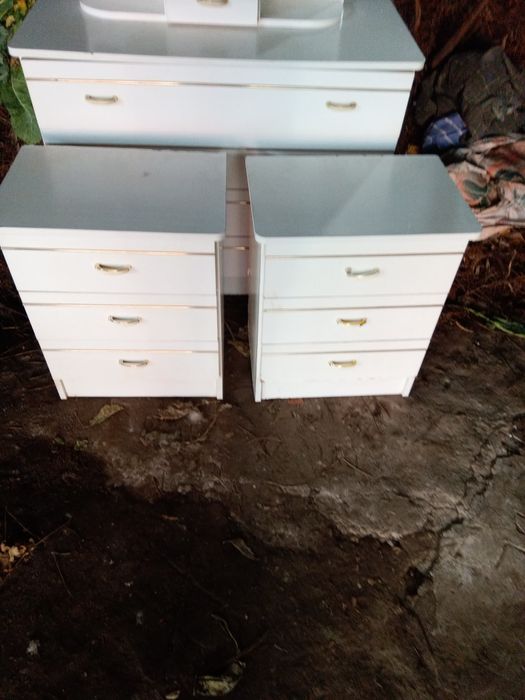 Conjunto mesas e comoda