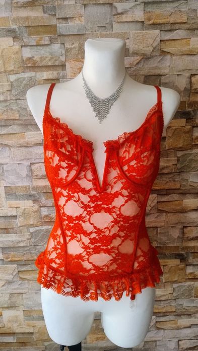 Czerwony koronkowy zmysłowy gorset . Miękkie miseczki