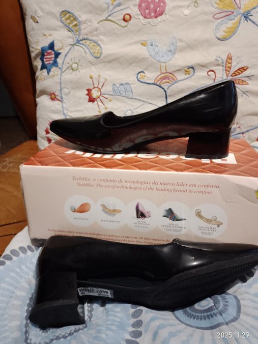 Sapatos novos de muito boa qualidade pretos e brilhantes