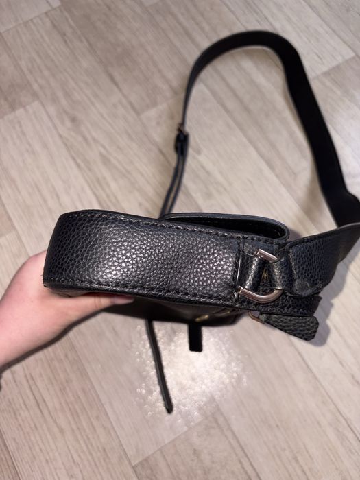 Czarna elegancka torebka na ramię GUESS