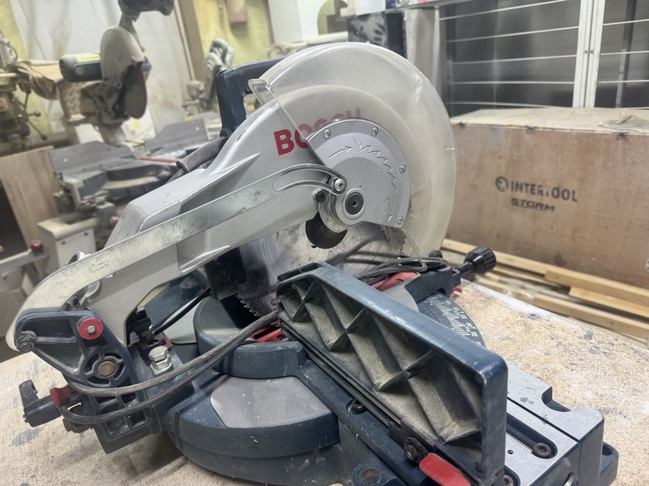 Торцовочная пила Bosch Professional GCM 12.