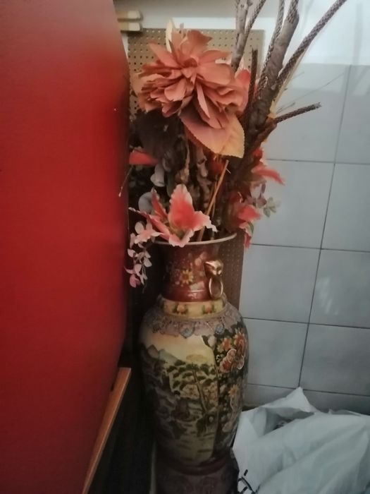 Mesas e vários artigos