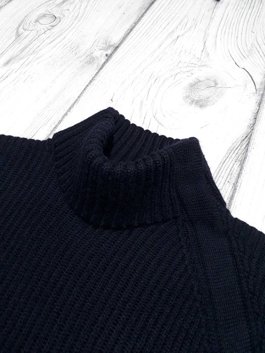 Кофта на заклепки Armani Collezioni гольф розмір S-M