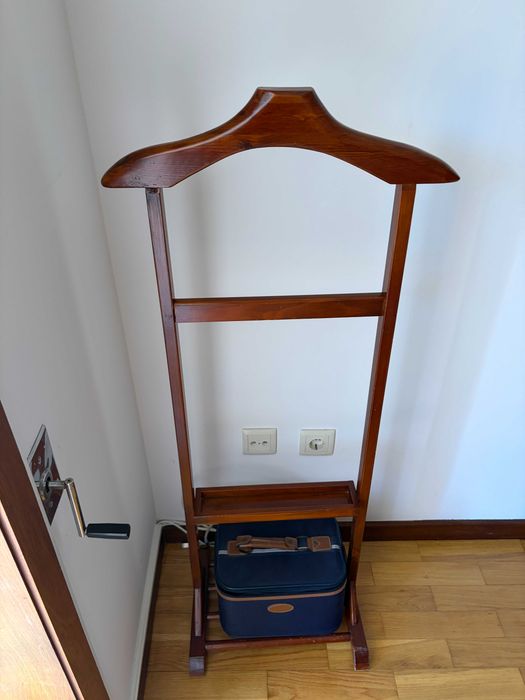 Batedor de Roupa / Valet de Quarto em Madeira Maciça