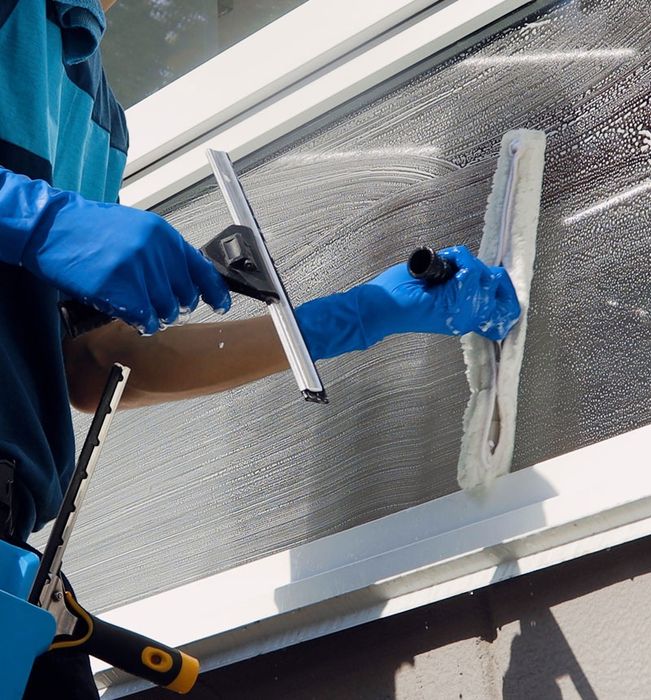 Limpeza de Escadas , Montras de Lojas, Vidros, etc.