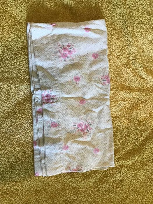2 fronhas flanela brancas com flores rosas