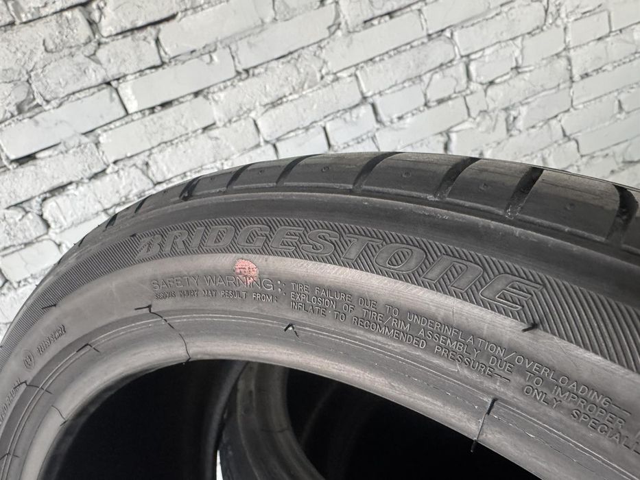 Літні шини Bridgestone 235/40 R19