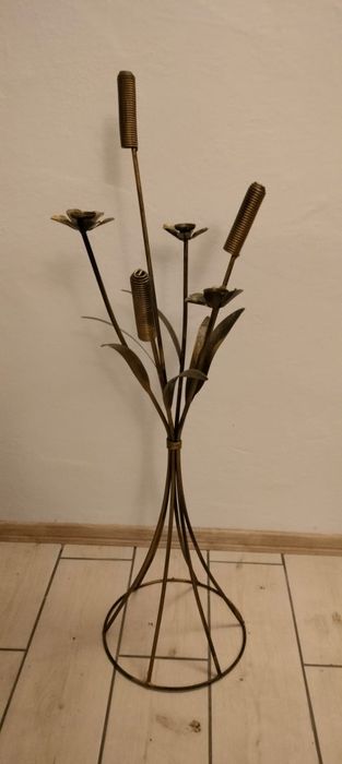 Świecznik z metaloplastyki