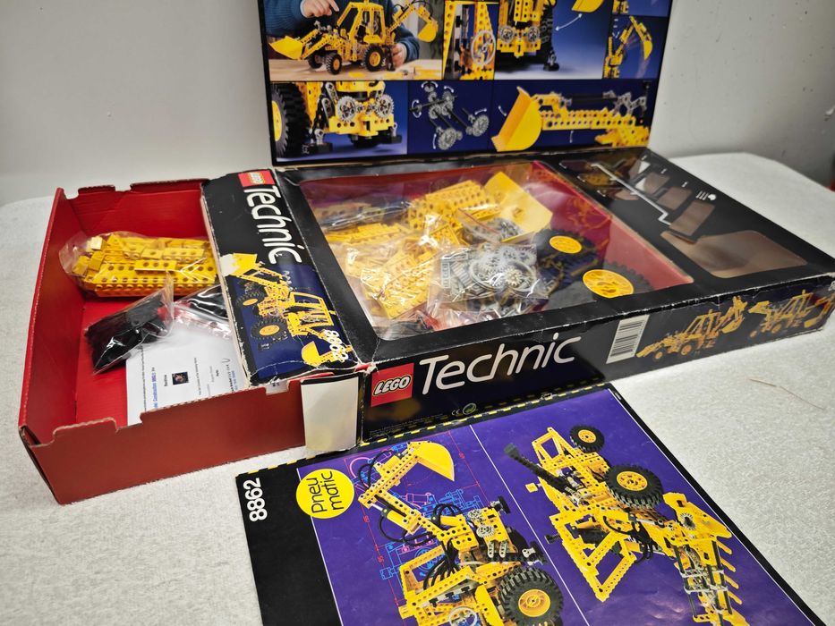 Lego Technic 8862 "Backhoe"; 1989; [87]