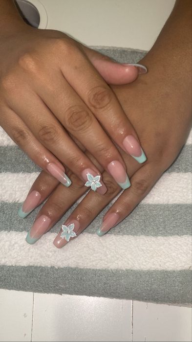 Unhas de Gel com acabamento cuidado e personalizado