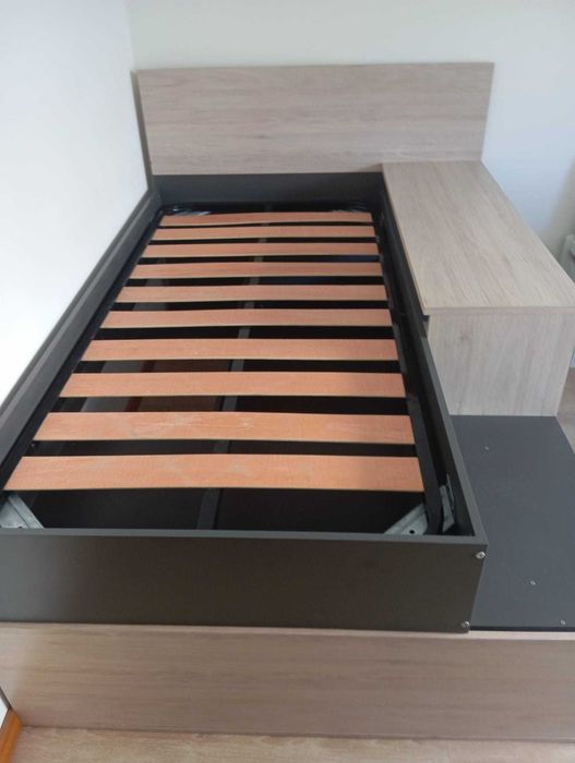 Cama com colchão para quarto individual com arrumação.