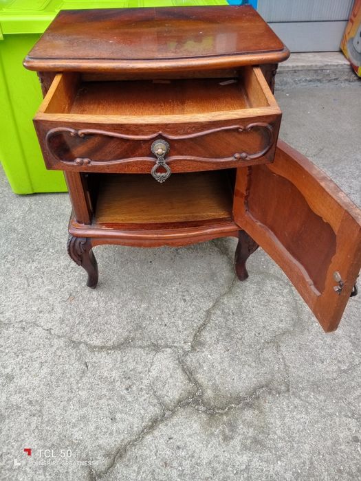 Duas mesinhas de cabeceira muito antigas.