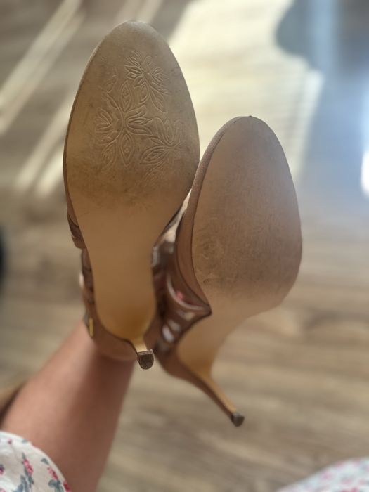 Стильні туфлі босоніжки бежевого кольору