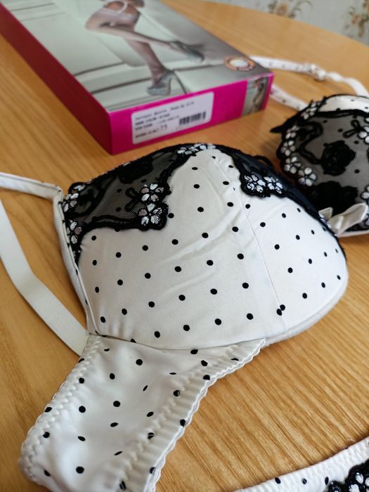 Комплект нижнего белья. Бюстгалтер трусики.