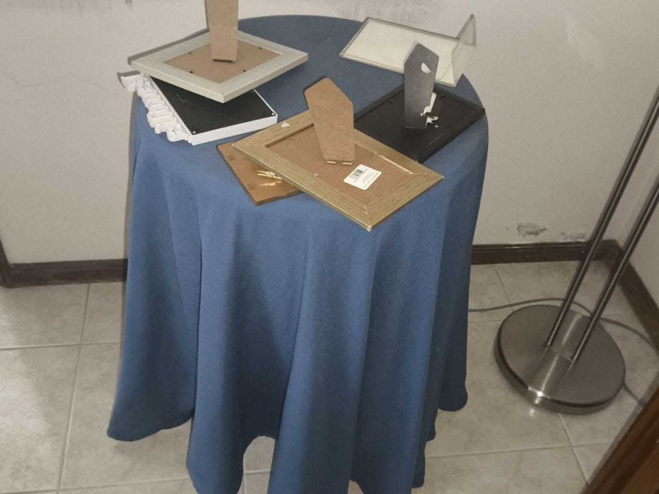 Mesa camilha, 4 grandes  a 15 euros cada uma e uma pequena a 10 euros