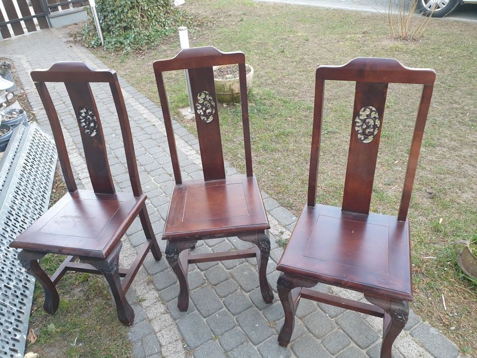 Stuł    i trzy krzesła