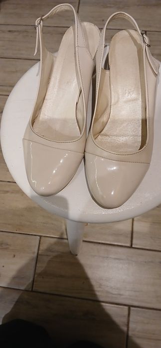 Czółenka kolor ecru rozmiar 39