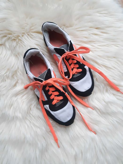 czarno-białe buty sportowe adidasy lekkie zamszowe neon Cropp 36