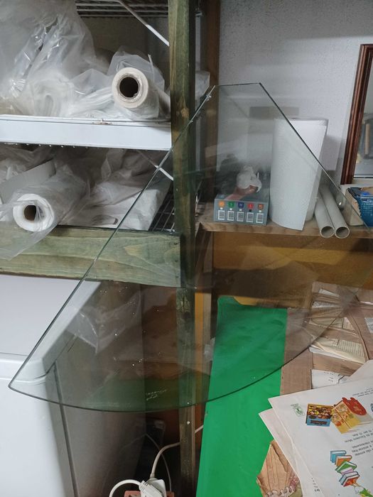 2 Vidros grossos 56cm raio de canto servindo como prateleira