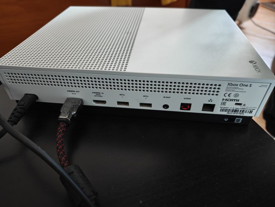 Xbox one S 1TB - com dois comandos