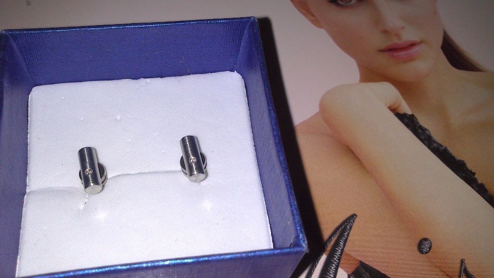 Brincos em aço com zircónia NOVOS