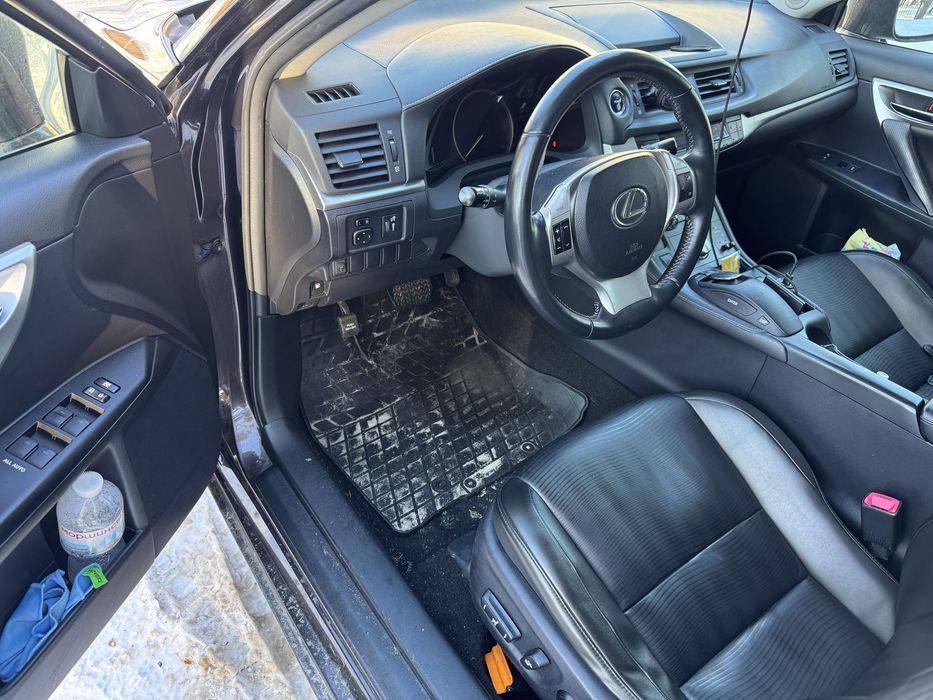 Lexus ct200h 2012 року