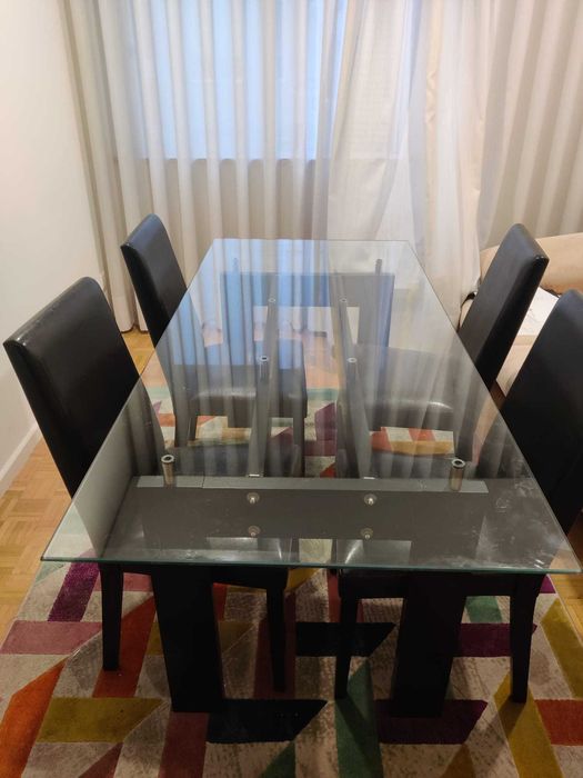 Mesa e cadeiras em boa estado, para mesa de jantar ou de escritório